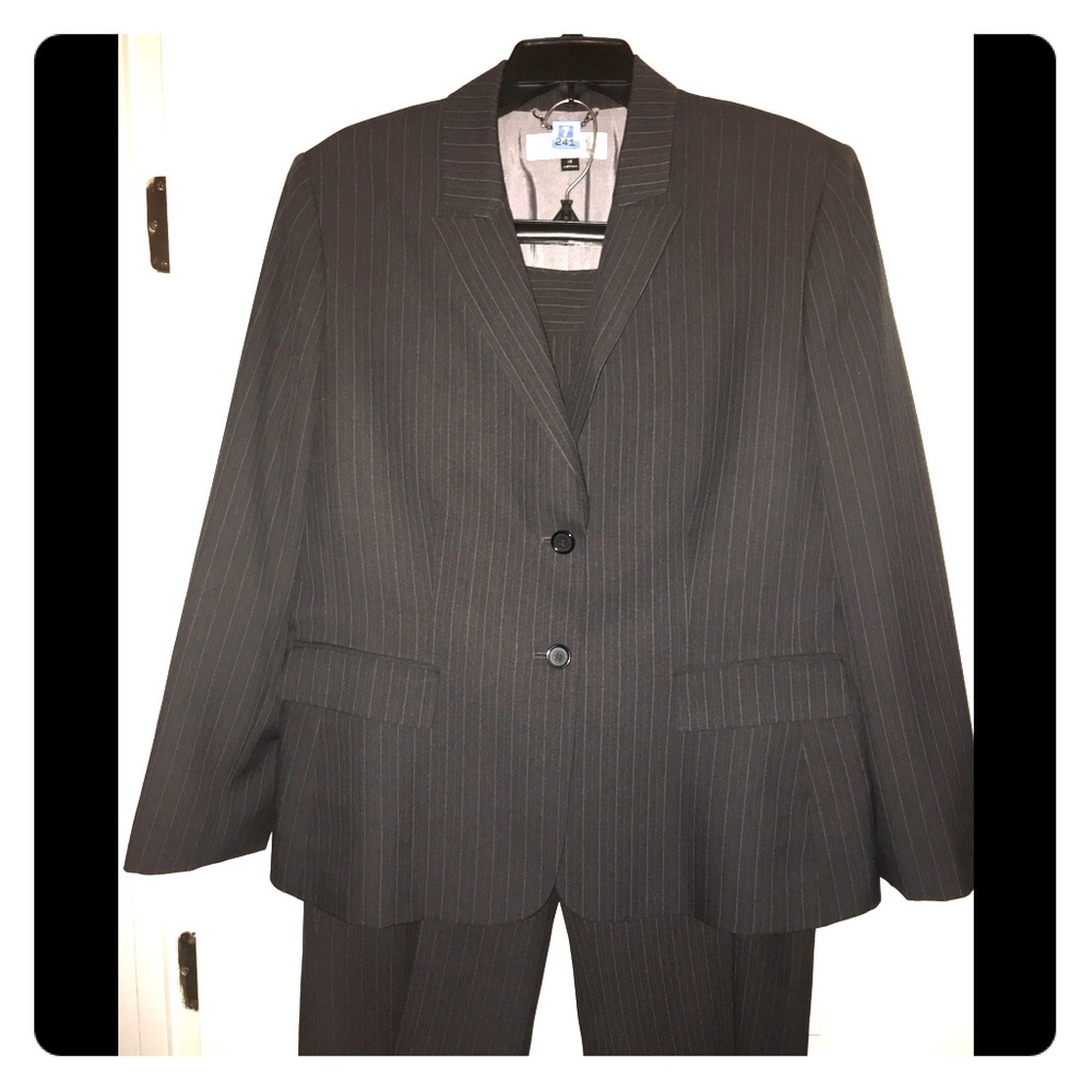 EUC Tahari classic charcoal pinstripe suit